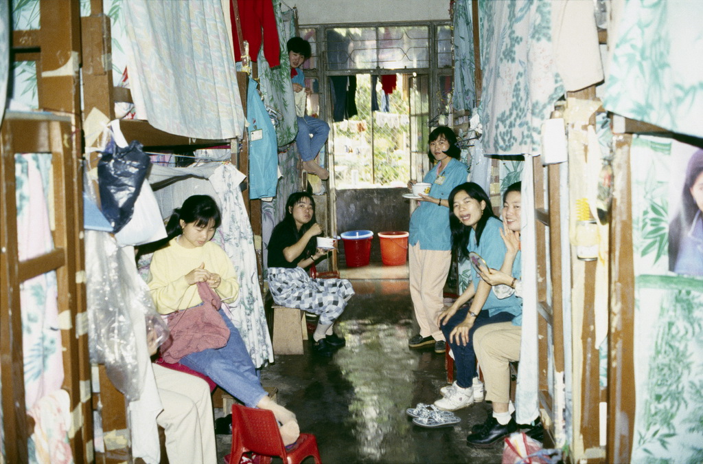 1985年,广东深圳,外来打工妹的宿舍.(摄影:朱宪民/fotoe)
