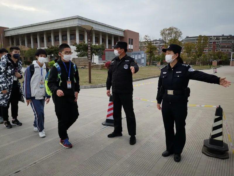 向奋战在"疫"线的保安员致敬!