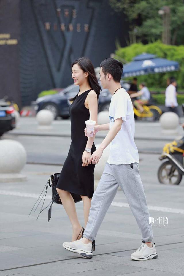 街拍情侣:和喜欢的人一起逛街是很幸福的事情吧!