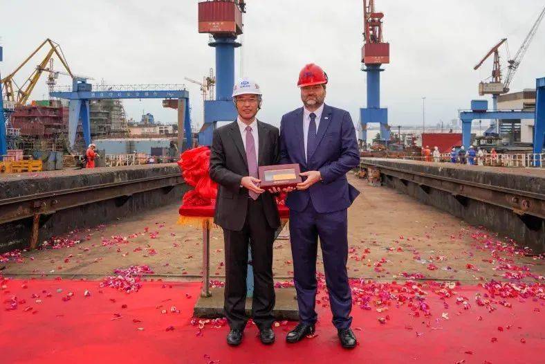 中船澄西2号62000吨重吊多用途船盛大下水!
