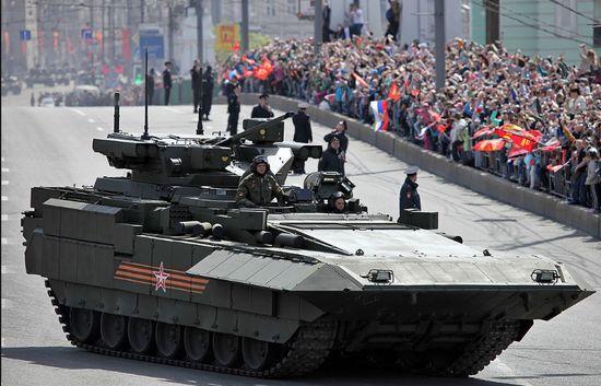 俄罗斯的t-15步兵战车,使用了t-14的底盘,而且还装备了夸张的首上