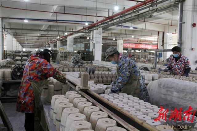 保靖县金锋陶瓷有限责任公司生产车间工人们一片忙碌