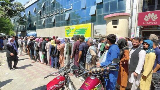 8 月 25 日,阿富汗喀布尔,阿富汗民众在银行外排队取钱.
