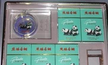 熊猫(5盒礼盒),又称熊猫(典藏版),零售价:1200元/份还有极少数的2盒装