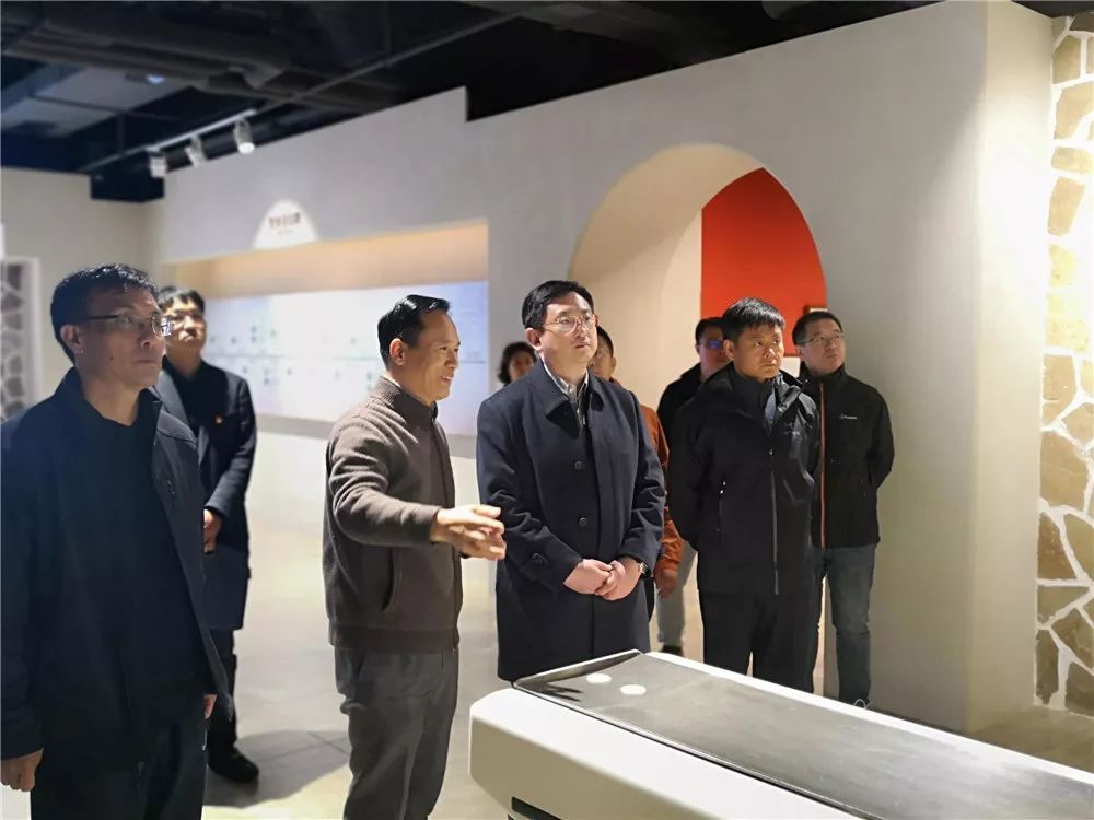 东软集团副总裁王经锡向单义书记介绍东软医疗产品情况
