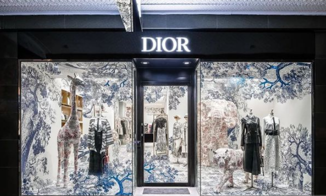 迪奥(dior) 将logo改为全大写dior 赶上2018换logo末班车