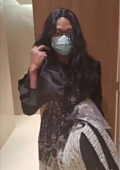 男扮女装混入女厕被大v当场逮住