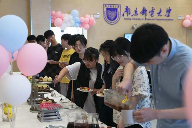 南京邮电大学举行2022届毕业生书记校长午餐会！