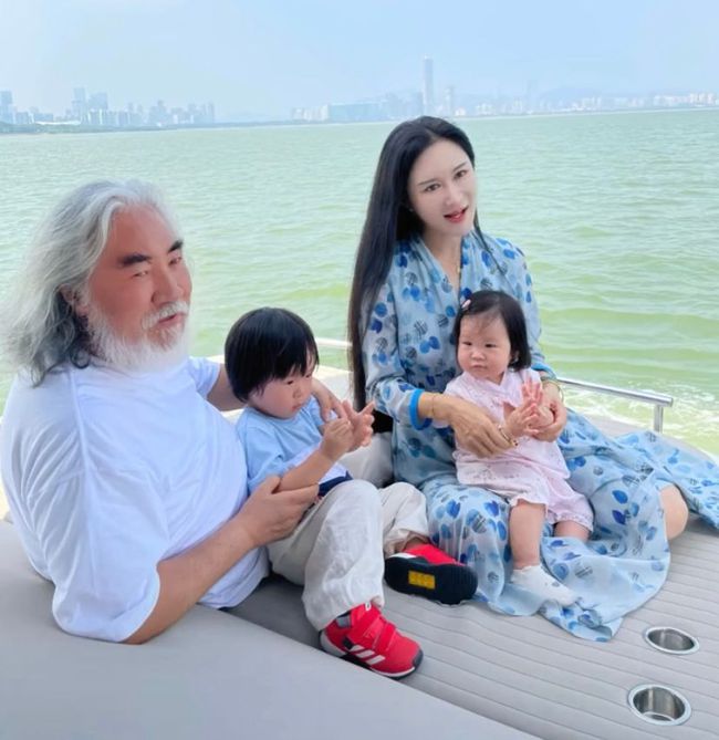 张纪中小31岁娇妻被猜测怀孕,穿裙子小腹隆起,配文称迎接新春天