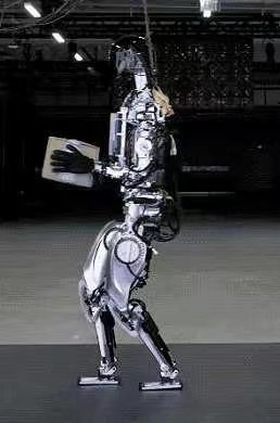 特斯拉“擎天柱”会走路了，马斯克放言未来人形机器人将多过人类