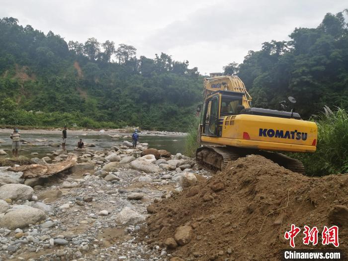 中企尼泊尔逊科西马林引水项目为当地疏通灌溉水渠 力保水稻顺利“扬花”
