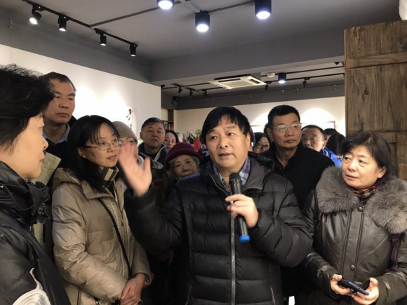 刘燕明教授亲自为观展书友讲解