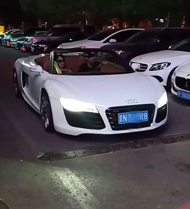 深夜偶遇百萬豪車奧迪r8,個性車牌,副駕駛女友比跑車養眼!