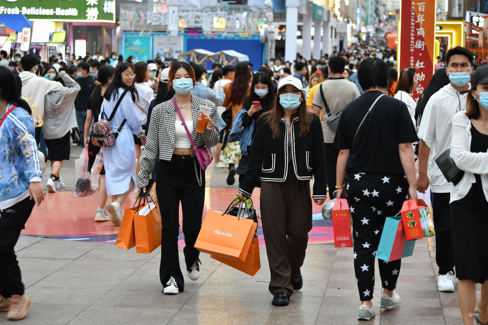 街道人群来往图片图片